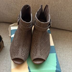 New Earth brand Taupe Perforated Suede Leather Ankle Booties, size 9M
